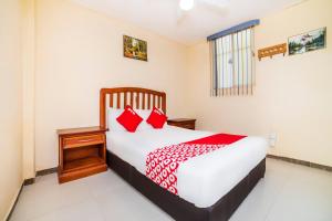 a bedroom with a bed with red pillows at OYO Hotel Bugambilia, San Luis Potosí in San Luis Potosí