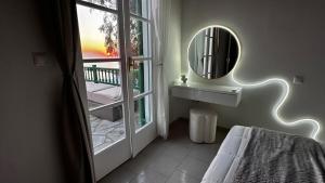 Ένα ή περισσότερα κρεβάτια σε δωμάτιο στο Sunset View garden house of Mykonos +79 φωτογραφίες