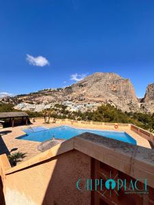 een zwembad met een berg op de achtergrond bij Vistalmar in Altea