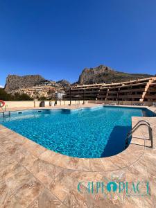 een groot zwembad in een resort met bergen op de achtergrond bij Vistalmar in Altea