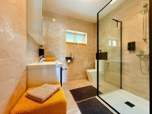 Ванная комната в Villa Olivija-direkt am Strand!