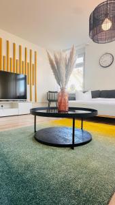 a living room with a table and a couch at AMAO Amber - 120 m2 Group Apartment - 10 Guests - King-Size Beds - 2 Bathrooms - Free Parking in Rheinhausen