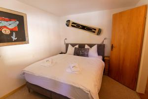 Un dormitorio con una cama con dos toallas encima. en Rothornblick 28 by Arosa Holiday, en Arosa