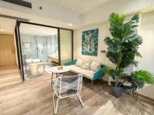 爱妮岛Lime Resort El Nido的带沙发和棕榈树的客厅