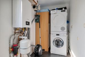 a laundry room with a washer and a washing machine at Huis Mosk heeft grote tuin op het zuiden en nabij meer in Grou