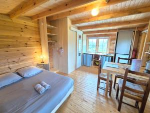 Ένα ή περισσότερα κρεβάτια σε δωμάτιο στο Chalet L'Evasion Rochetrejoux proche Puy Du Fou