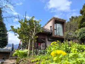 una casa con un giardino davanti di Chunqiu · Banshan Leisure Resort a Chongzhou