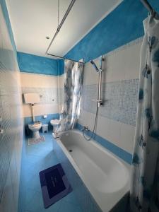 アルベンガにあるLa Casa del Giglioの青いバスルーム(バスタブ、トイレ付)