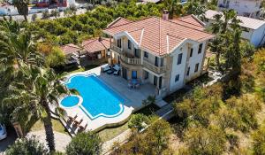 Πισίνα στο ή κοντά στο Villa Leisha +38 φωτογραφίες