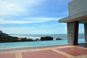 ein Swimmingpool mit Blick auf das Meer in der Unterkunft Neeshorgo Hotel & Resort in Cox's Bazar