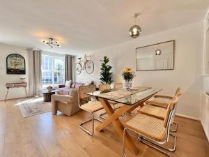 a living room with a dining table and chairs at Wonderful Oxford Jericho 3 Bedroom House with Parking and Private Garden in Oxford