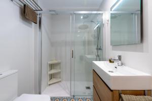 łazienka z prysznicem i umywalką w obiekcie Triana Betis w Sewilli +34 zdjęcia