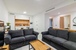 salon z dwiema kanapami i stołem w obiekcie Triana Betis w Sewilli