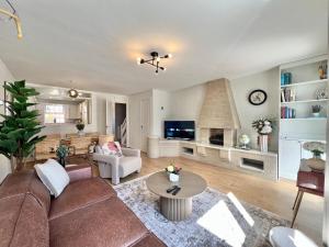 a living room with a couch and a table at Wonderful Oxford Jericho 3 Bedroom House with Parking and Private Garden in Oxford