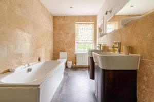 a bathroom with two sinks and a bath tub at Amulree, Edinburgh City in EDI +66 photos
