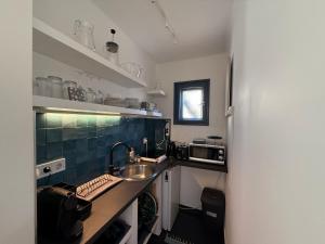 Kuchyň nebo kuchyňský kout v ubytování Sparkling Time Apartman