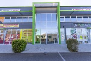 NarrosseにあるL'îlot Narrossais - Idéal Curistes - 6の建物内のガラス扉のある店舗の正面 +4枚の写真