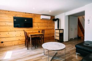 TV a/nebo společenská místnost v ubytování The Timber Apartment in Brienz