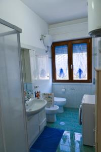 une salle de bain avec un lavabo, des toilettes et une baignoire dans l'établissement Casa Mary - De Vivo Realty Meta di Sorrento, à Meta