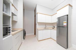 Η κουζίνα ή μικρή κουζίνα στο Luxury Apartment in Al Nargis +10 φωτογραφίες