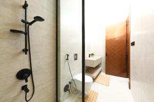 Ένα μπάνιο στο Luxury Apartment in Al Nargis
