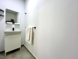 Un baño blanco con lavabo y espejo. en AZUL, en Bolnuevo 29 fotos más