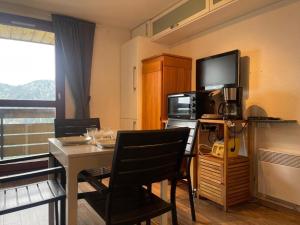 Η κουζίνα ή μικρή κουζίνα στο Appartement 4 personnes Samoëns 1600 +22 φωτογραφίες