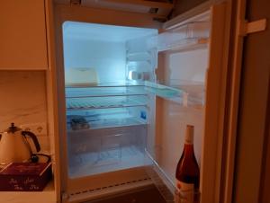 un réfrigérateur ouvert avec une bouteille de vin dedans dans l'établissement Cottage Living, à Leiblfing 32 autres photos