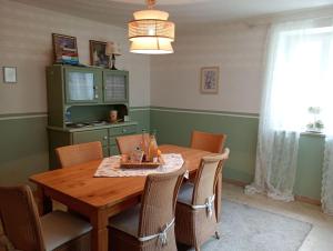 une salle à manger avec une table et des chaises en bois dans l'établissement Cottage Living, à Leiblfing