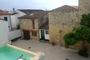 Πισίνα στο ή κοντά στο Peaceful house with a sunny courtyard and pool