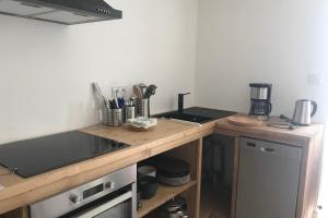 Η κουζίνα ή μικρή κουζίνα στο Peaceful house with a sunny courtyard and pool