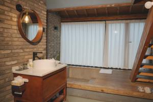un bagno con lavandino e vasca da bagno di Chunqiu · Banshan Leisure Resort a Chongzhou Altre 89 foto