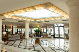 アレクサンドリアにあるRixos Montaza Alexandriaの照明と花が飾られた大きな天井のあるロビー +78枚の写真