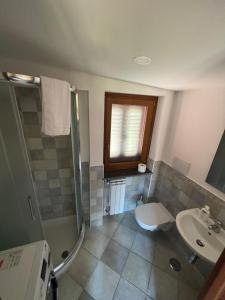 a bathroom with a sink and a shower and a toilet at Intero Appartamento a Sant'Agnello , Le Ortensie in Sant'Agnello +15 photos