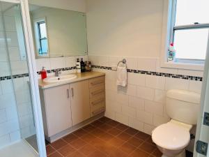 ein Badezimmer mit Toilette und Waschbecken in der Unterkunft Jestalong House - Pet Friendly Outside - 4 De Guichen Dr in Robe