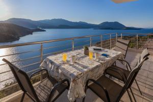 梅加尼西岛Panorama Residence的阳台上的一张桌子,可以欣赏水景