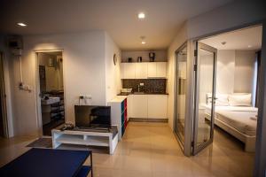 クレンにあるBeach Condo Mae Phim Complex maephimholidayのベッドルーム1室(ベッド1台付)、テーブル付きのベッドルーム1室が備わります。 +4枚の写真