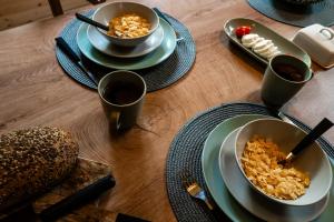 にあるVelebit Mountain Chalet Stars Peakの食べ物の皿とコーヒーカップが置かれたテーブル