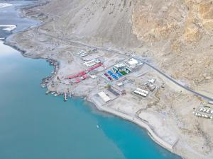 罕萨Lodges By Baron Hunza Attabad Lake的水边港口的空中景观