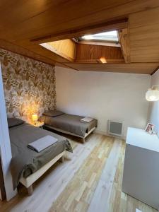 PoilhèsにあるMaison de ville, Canal du Midiのベッド2台と天井のある寝室