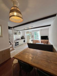 PoilhèsにあるMaison de ville, Canal du Midiのダイニングルーム、リビングルーム(木製テーブル付) +27枚の写真