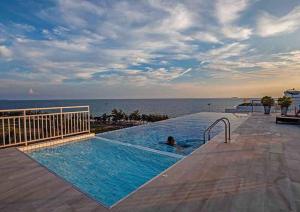 クレンにあるBeach Condo Mae Phim Complex maephimholidayの海を見渡すスイミングプールの利用者