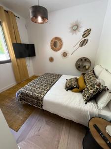 Un dormitorio con una cama con almohadas de leopardo. en Villa vue sur Draguignan, en Draguignan 25 fotos más