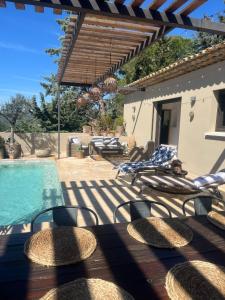 Un patio con sillas y una piscina. en Villa vue sur Draguignan, en Draguignan