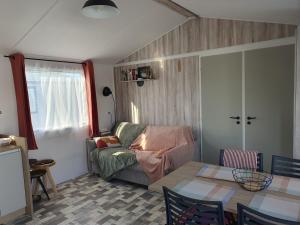 Posezení v ubytování Bungalow familial à la mer
