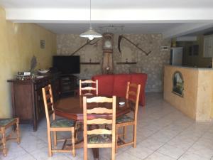 a kitchen and dining room with a table and chairs at Chez Laurette in Mirabel-aux-Baronnies +3 photos