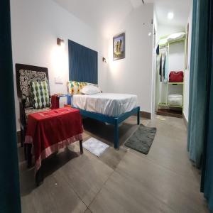 Un dormitorio con una cama, una mesa y una silla. en The Raajas - Camp & Resorts, en Rishīkesh