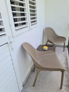 two chairs and a table in a room at Casa-Cristiano in Sutomore