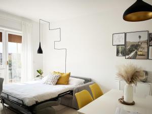 un soggiorno con un divano e un tavolo di Yellow Sweet Home a Roma