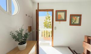 un pasillo con una puerta y una maceta en Bella Vista - Jacuzzi with amazing sea views, en Playa del Cura 39 fotos más